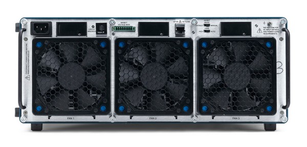 The PXIe-1085 24 GBs chassis includes high-performance, field-replaceable fans