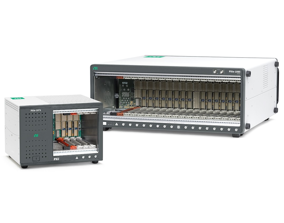 두 개의 NI PXI 섀시(PXIe-1071 및 PXIe-1085)가 함께 있습니다. 이 모듈형 섀시는 자동화 테스트 시스템의 PXI 인스트루먼트에 전원, 냉각, 고성능 백플레인 연결 기능을 제공합니다.