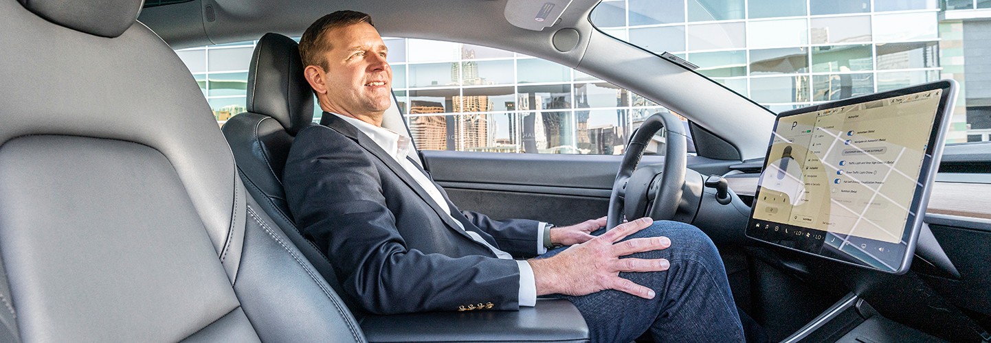 미국 NOFFZ Technologies의 General Manager인 Tom Magruder가 운전자 보조 시스템을 사용하여 자동차를 운행합니다.