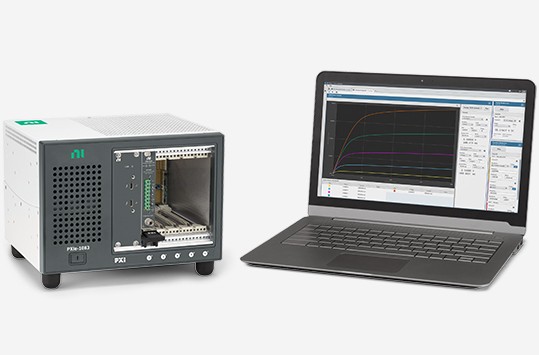 顯示器旁邊的 PXI SMU 組合，顯示著以 InstrumentStudio 軟體量測的訊號。