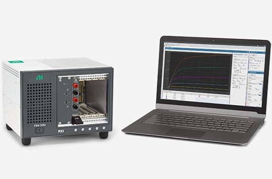 PXI-Digitalanzeige im Bundle neben einem Monitor, der ein mit der Software InstrumentStudio gemessenes Signal anzeigt.