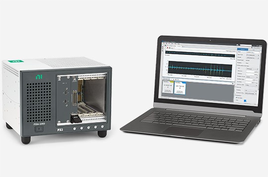 顯示器旁邊的 PXI 多功能 I/O 組合，顯示著以 InstrumentStudio 軟體量測的訊號。
