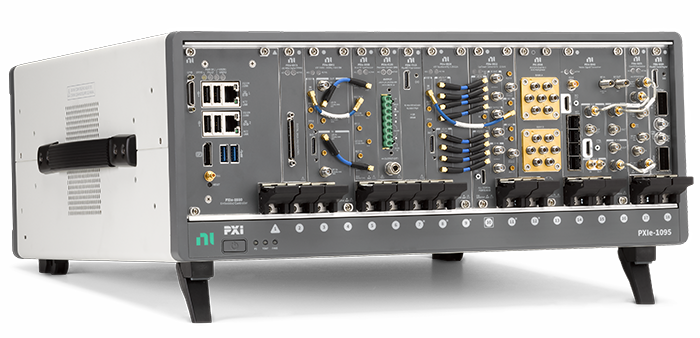여러 PXI 모듈로 채워진 NI PXIe-1095 섀시는 동기화된 고대역폭 측정을 위한 전원, 냉각, PCI Express (PCIe) 백플레인을 통합한 소프트웨어 연결 테스트 시스템을 보여줍니다.