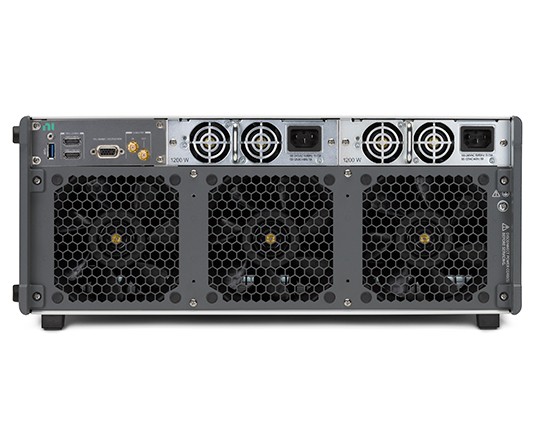 효율적인 공기 흐름과 안정적인 시스템을 위해 설계된 전원 커넥터, 냉각 팬, 시스템 인터페이스 포트를 보여주는 NI PXIe-1095 섀시의 뒷면  