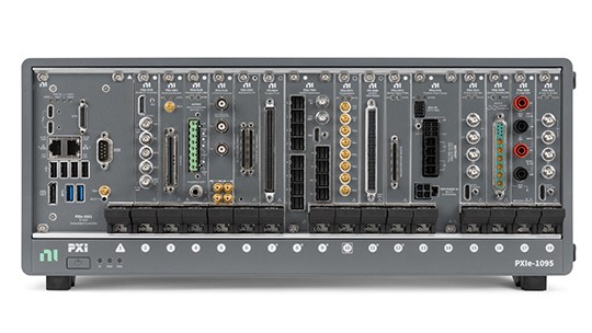 Châssis PXI avec plusieurs modules de test.