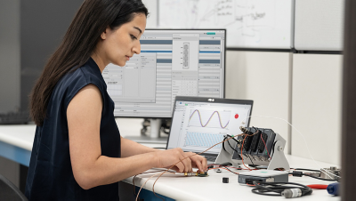 Anwender, der NI-Hardware mit Messgeräten auf dem Labortisch verbindet