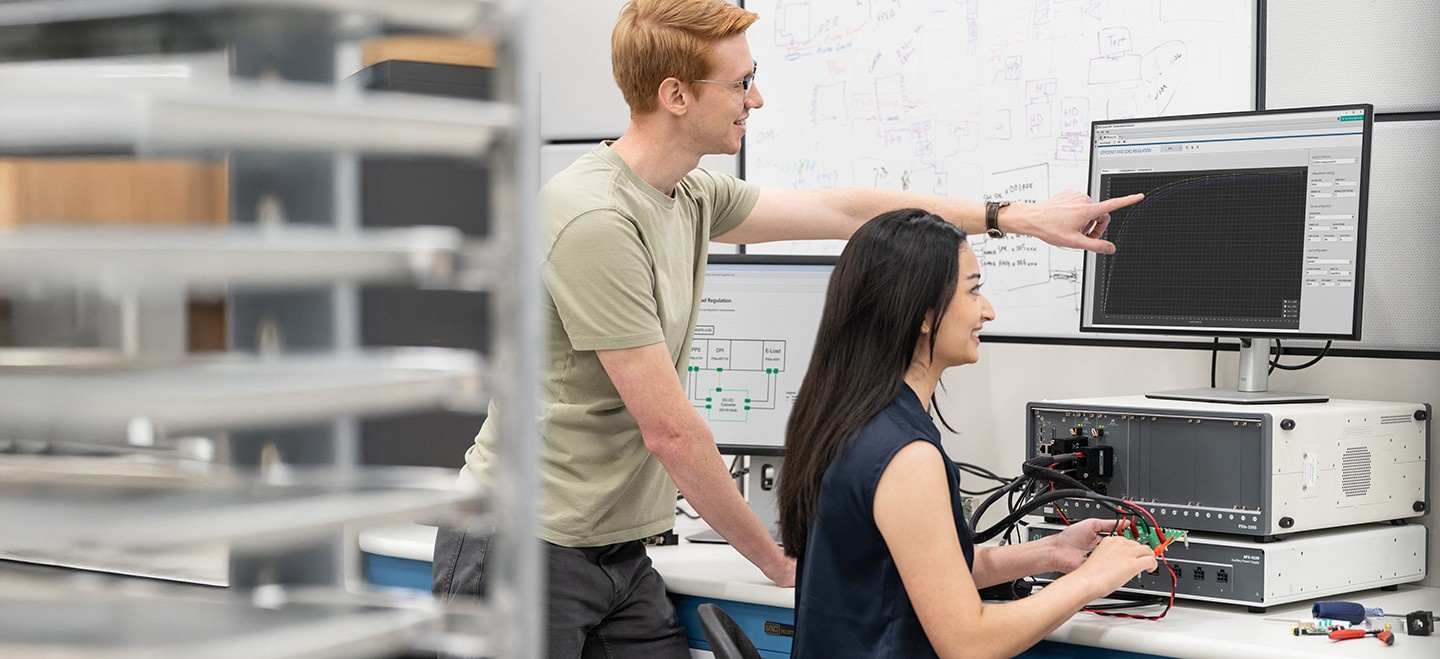 PXI-System im Laborumfeld, verbunden mit dem zu testenden Power-Management-IC-Gerät.