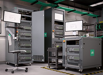 Hightech-Laborumgebung mit rackbasierten Testsystemen und PXI-Instrumentierung.
