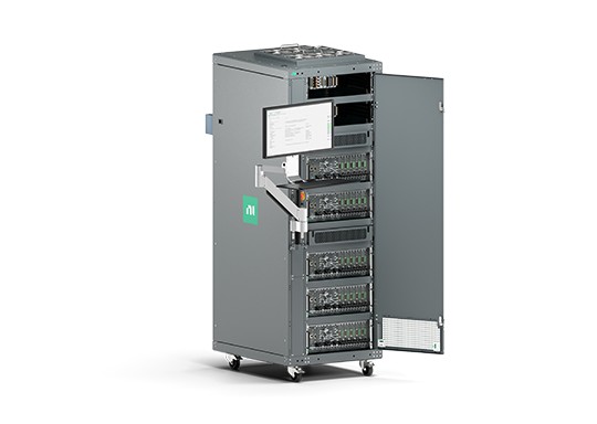 La configuración base de sistema de pruebas de 38U incluye sistemas PXI y CompactRIO. Incluye un monitor montado en el lateral del rack. 
