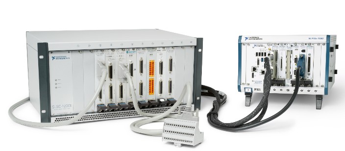 Vorderseitige Ansicht des SLSC und eines PXI-Systems