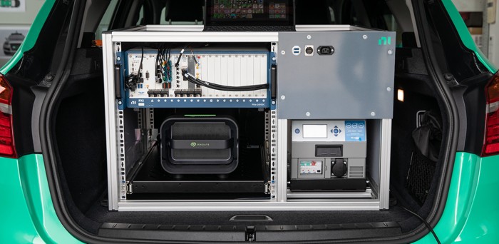 Seagate Lyve Mobile Array 스토리지를 포함한 상태로 자동차 트렁크에 설치된 NI PXI 기반 ADAS 로깅 시스템