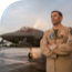 piloto parado delante del avión de combate