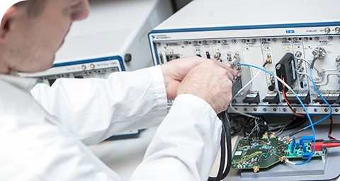 Ingeniero de electrónica trabajando con hardware de NI