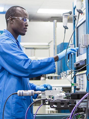 Hombre utilizando la pantalla táctil en el laboratorio