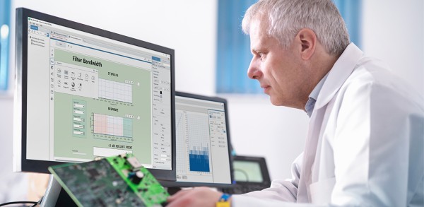 Ingénieur travaillant sur un ordinateur avec le logiciel MeasurementLink