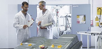 Ingénieurs testant les performances du système de batterie