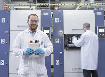 Dos ingenieros validan la batería de un vehículo eléctrico en un laboratorio