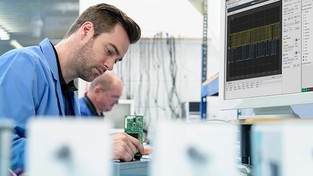 Écran de laboratoire affichant le logiciel NI LabVIEW