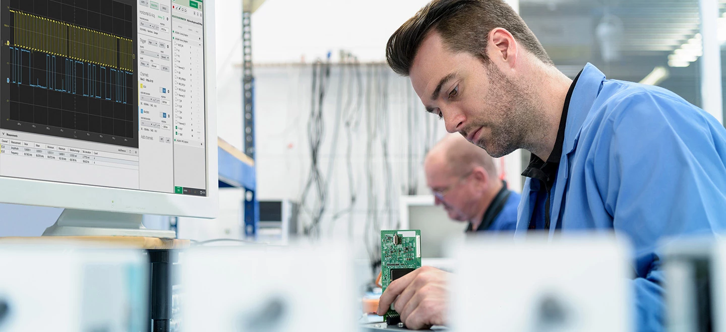 ingénieur travaillant en laboratoire