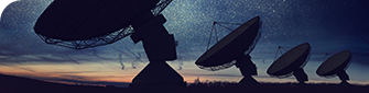 Vier Funkteleskope sind in den Sternenhimmel gerichtet. 