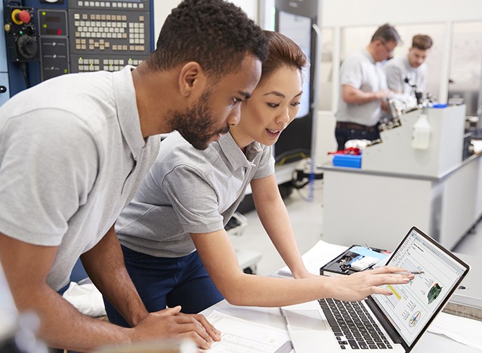 Ingegnere che lavora su una configurazione di test hardware in the loop 