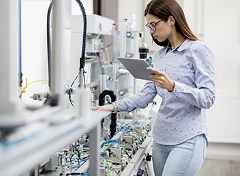 Ingeniero inspeccionando instrumentos y mirando datos en una tableta