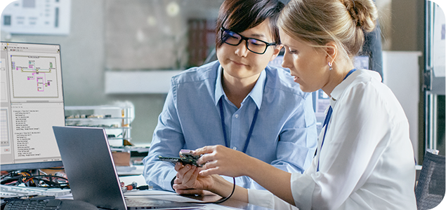  Ein Ingenieur, der ein kleines Gerät an einer Workstation testet