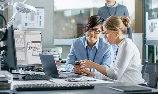 ノートブックでコードを確認するNIコンサルタント