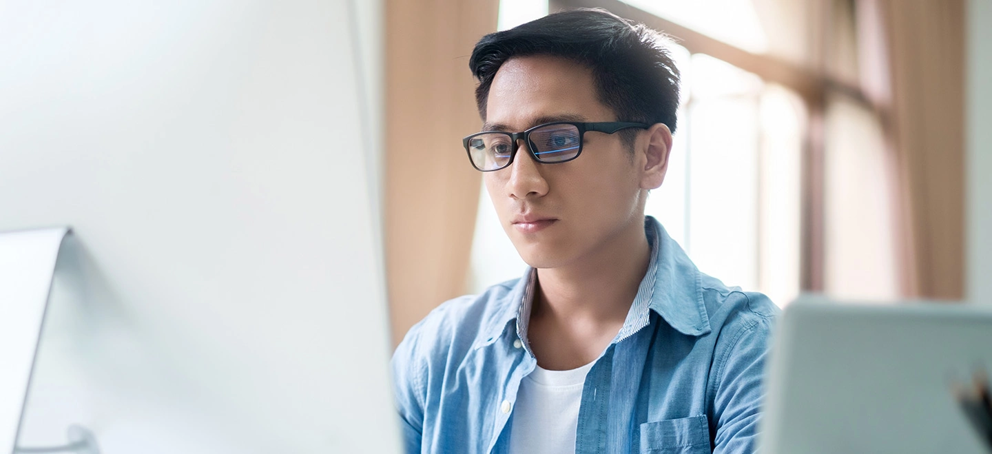 Étudiant devant un ordinateur