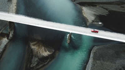 Luftaufnahme eines Autos auf einer Brücke