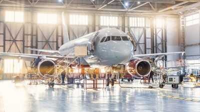 一架飛機在機庫中