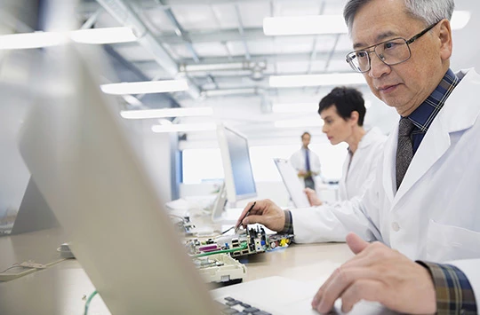 Ingeniero electrónico trabajando en una laptop