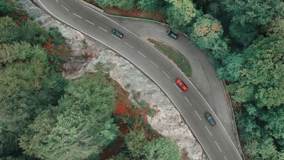 道路を走る車の空撮