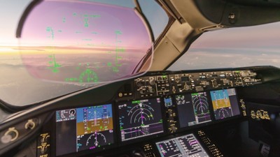 ライトアップされた飛行機のコックピット