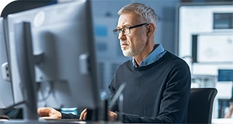 Ingénieur face à un moniteur