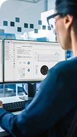 Ein Ingenieur, der an einem Desktop-PC arbeitet und VeriStand für die Integration von HIL-Modellen verwendet