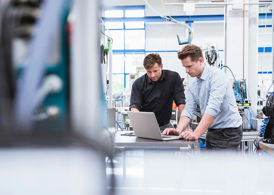 Ingénieur de validation travaillant en laboratoire