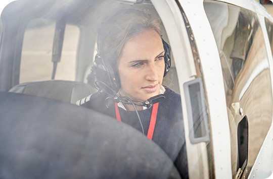 Un piloto dentro de una aeronave eléctrica