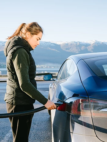 Vehículo eléctrico en estación cargando la batería de forma segura