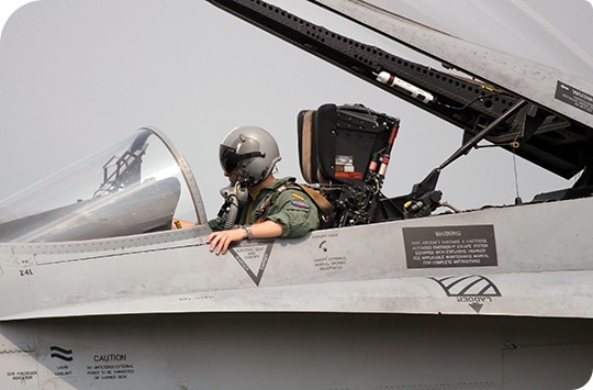Piloto prepara un avión de combate para el vuelo.
