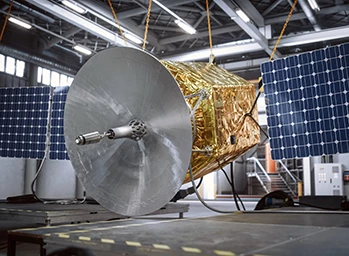 Ingenieure, die einen Satellitenbus integrieren und testen