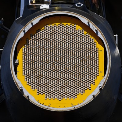 圖 5.詳細雷達陣列展示高精度飛彈追蹤與瞄準技術。