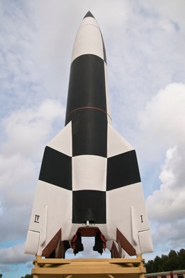 圖 1.發射台上的 V-2 火箭，象徵飛彈早期技術與推進設計。