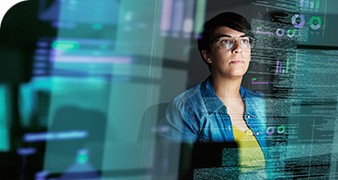 工程師分析製造生產線的測試結果