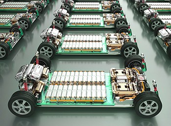Grupo de autos eléctricos con paquete de módulo de celdas de batería en plataforma