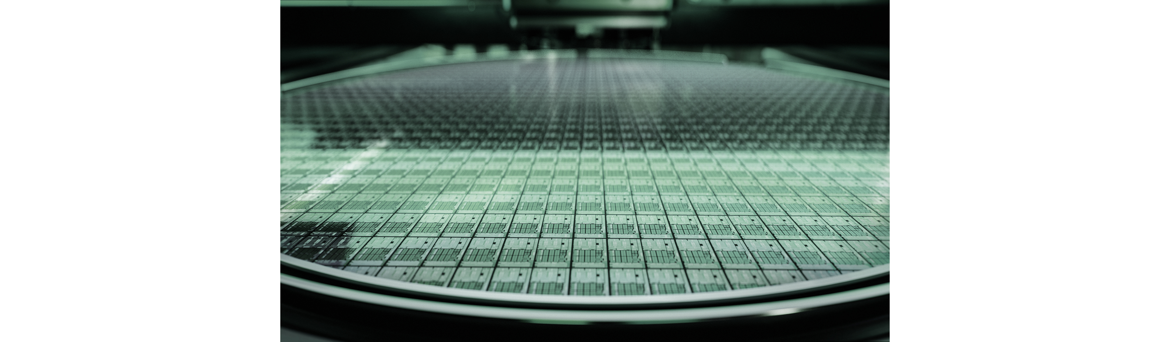 Wafer à semi-conducteurs inspecté, montrant une grille de circuits intégrés à motifs denses à travers la surface du wafer.