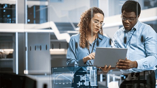 Ingénieur testant l’électronique en laboratoire.