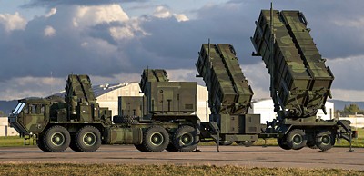 圖 6.部署於地形上的移動式飛彈防禦系統載具，確保任務整備度。