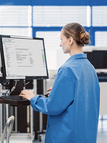 ​엔지니어가 모듈형 ATE 시스템과 자동화된 PXI 소프트웨어를 활용하여 반도체 디바이스 테스트를 수행하고 있습니다.