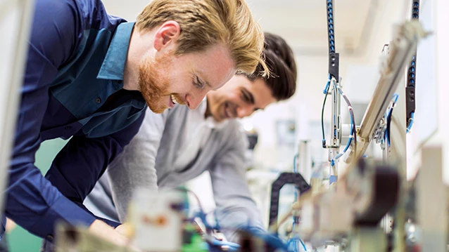 dos ingenieros trabajando en un laboratorio de pruebas